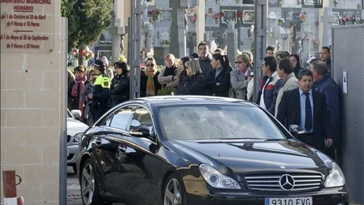 La abuela de la niña fallecida el pasado jueves en Tenerife, y de cuya muerte se culpó en principio a la pareja de la madre, sale del cementerio de Parla tras el entierro de la pequeña. EFE La abuela de la niña fallecida el pasado jueves en Tenerife, y de cuya muerte se culpó en principio a la pareja de la madre, sale del cementerio de Parla tras el entierro de la pequeña. EFE