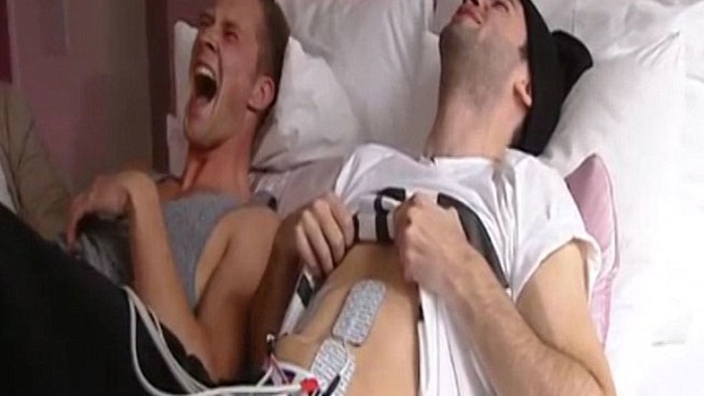 Dos hombres experimentan los dolores del parto y lo dejan a las dos horas