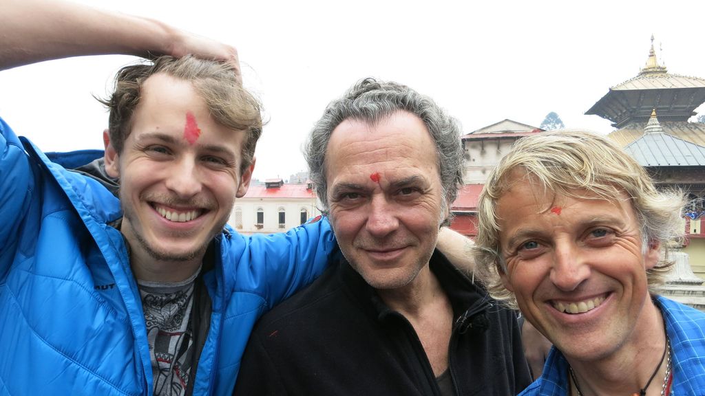 José Coronado y su hijo exploran el Tíbet nepalí de la mano de Jesús Calleja