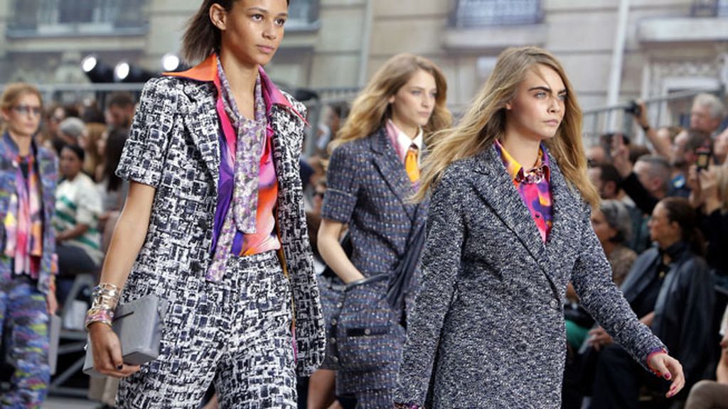 Un desfile por unas reconstruidas calles de París bajo la cúpula del Grand Palais