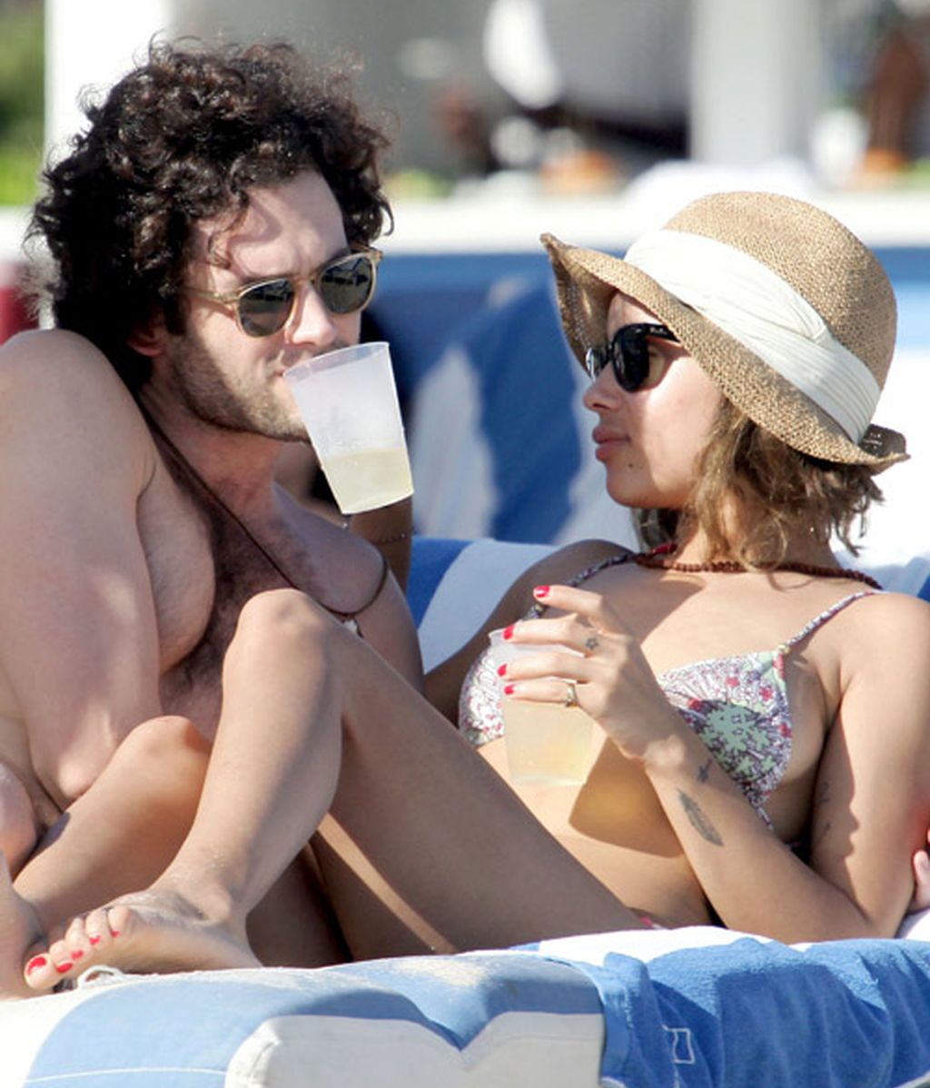 Penn Badgley (Dan en Gossip Girl) con Zoe Kravitz de cócteles y playa