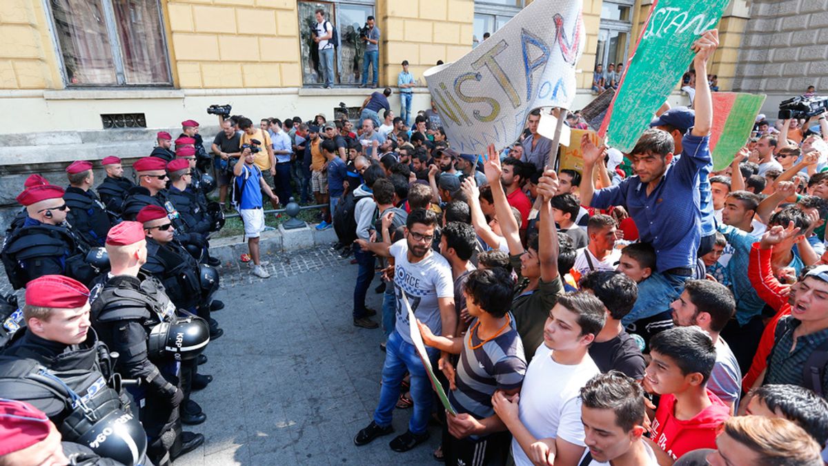 Cientos de refugiados protestan en Budapest reclamando poder viajar a Alemania