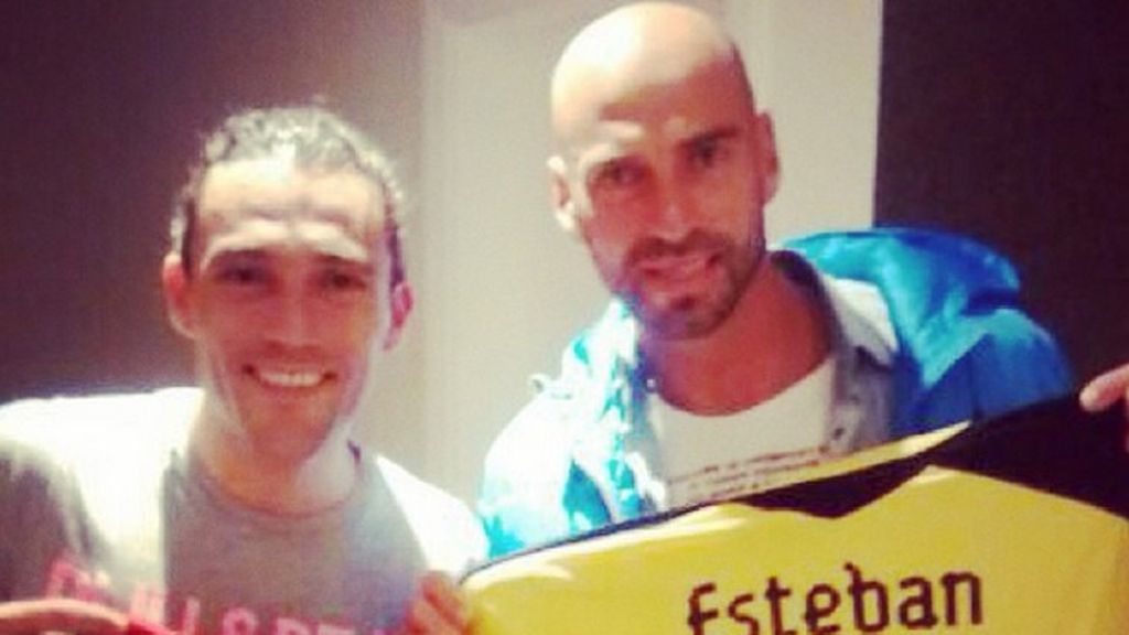 Willy Caballero, con su amigo el pollo Herrera
