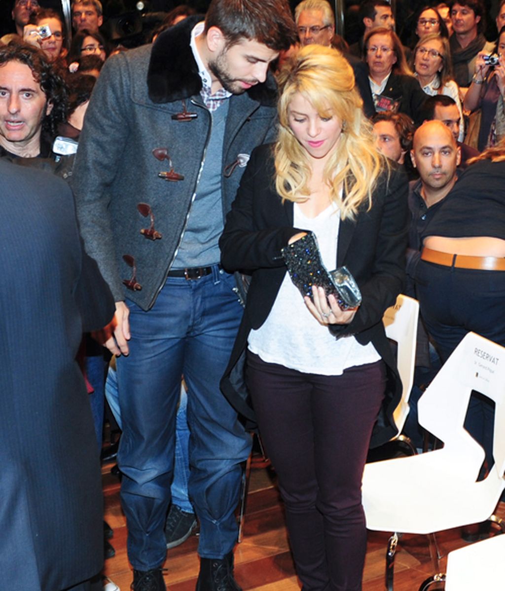 Gerard Piqué se lleva a Shakira a la presentación del libro de su padre