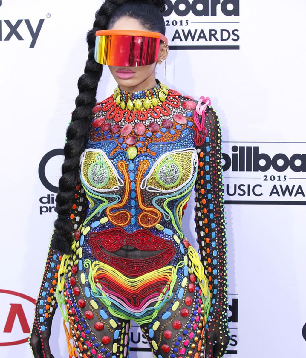 La cantante Dencia acudió con un excéntrico y colorido look