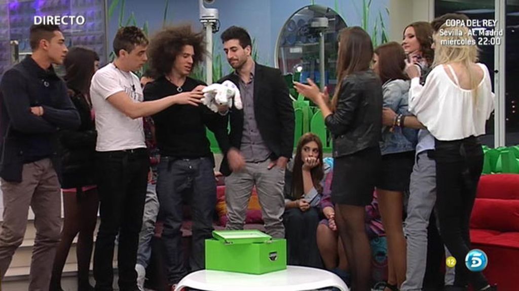 Un peluche y una foto de su hijo emocionan a Igor