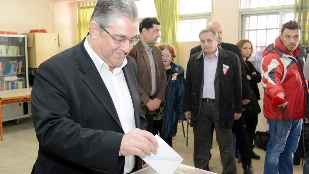 El líder del partido comunista, Dimitris Koutsoumbas, en las urnas