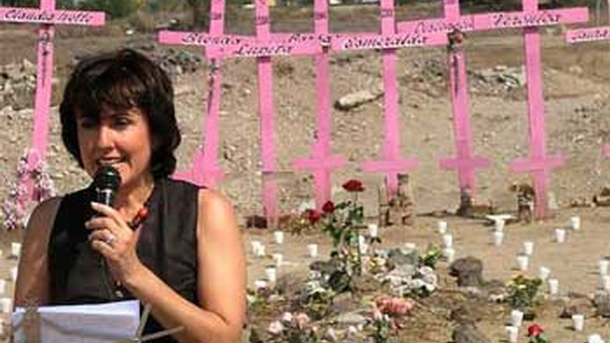 Cruces y velas por las cientos de mujeres asesinadas en Ciudad de Juárez (México). Foto: EFE.
