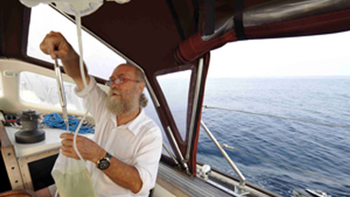 Jean-Louis Clémendot en su velero a bordo de su barco Harmattan.