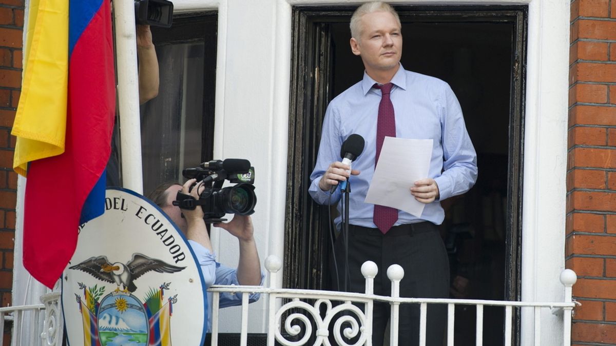 Assange, embajada Ecuador. Foto: EFE