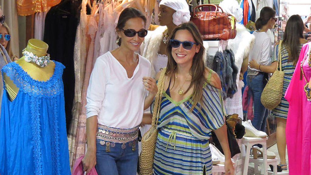 Isabel Preysler y Tamara Falcó disfrutan de la isla con unas amigas