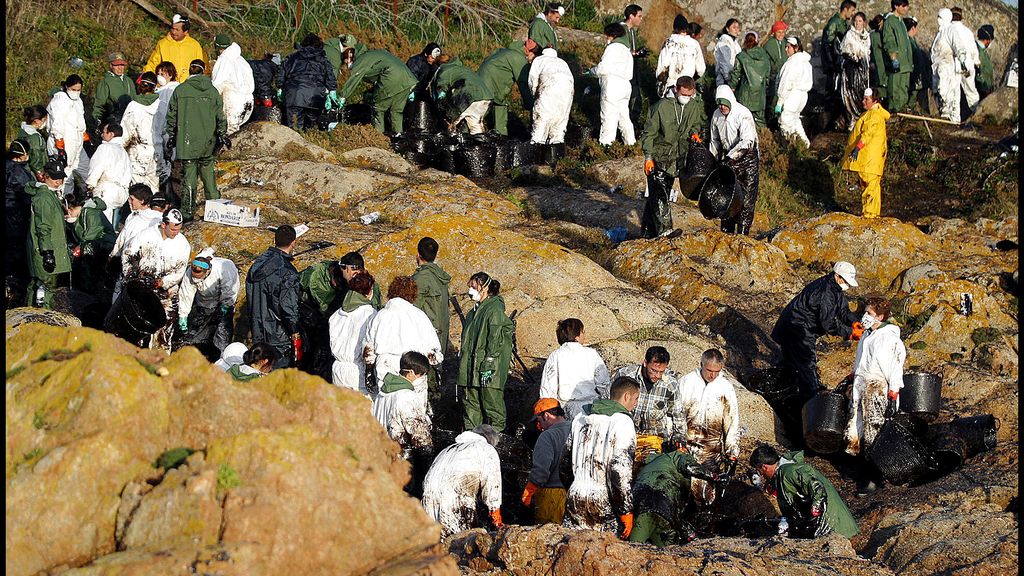 Absueltos los tres acusados de los delitos y condenado el capitán por el Prestige