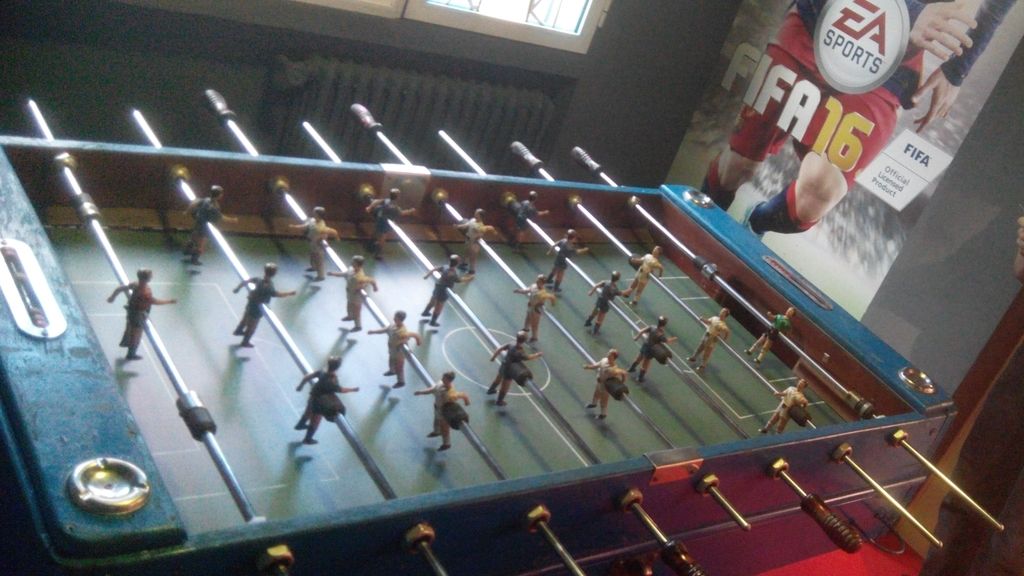 Dos salones con consolas, un bar, el primer FIFA...