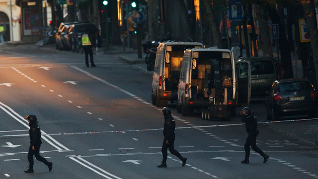Un hombre estrella su coche contra la entrada principal
