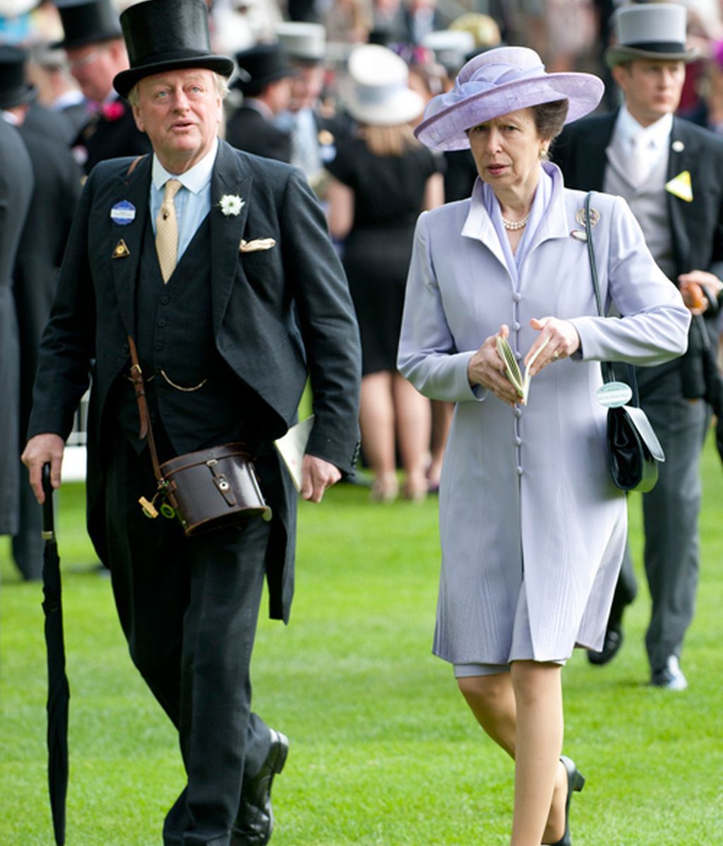 Beatriz de York se vuelve tímida con su sombrero en Ascot