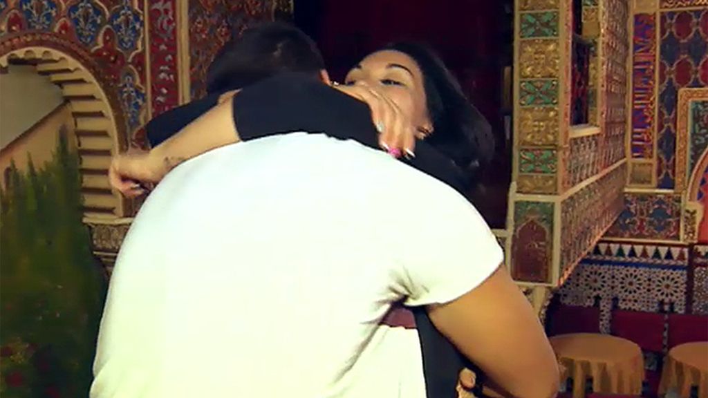 María no quiere besarse con Manu por respeto a su familia