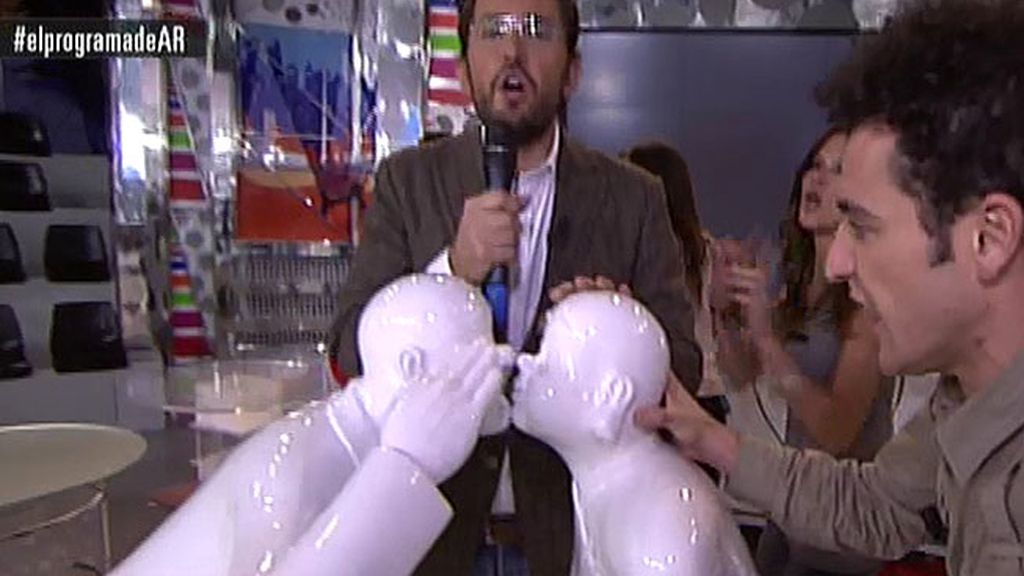 El atril, la parada, figuras de gatos y perros ¡y hasta las tazas!