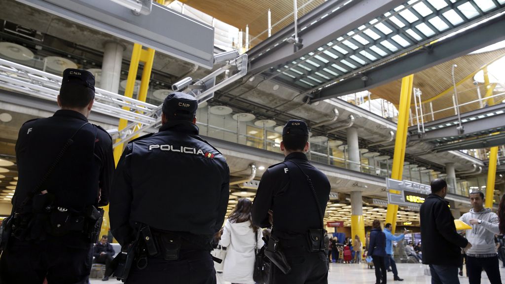 Miembros del cuerpo nacional de Policía en el aeropuerto de Barajas