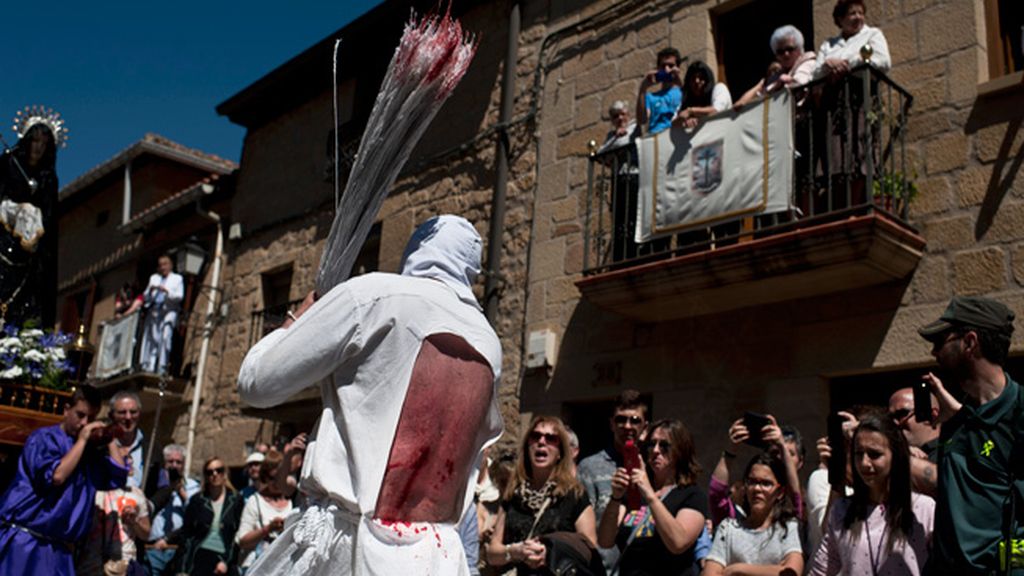 'Los Picaos' cumplen su penitencia en la procesión del Vía Crucis