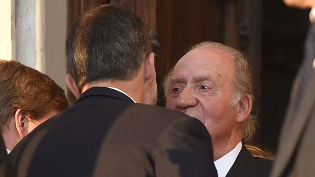 El rey Felipe se fundió en un abrazo con su padre a la salida