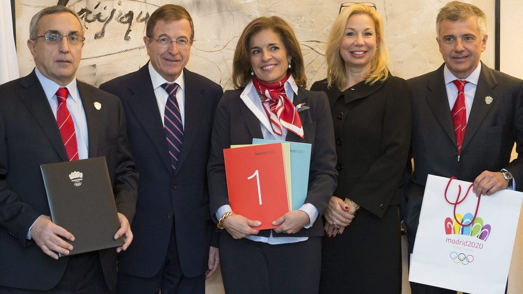 El presidente del Comité Olímpico Español, Alejandro Blanco; el director ejecutivo del Comité Olímpico Internacional (COI) para los Juegos Olímpicos, Gilbert Felli; la alcaldesa de Madrid, Ana Botella; la jefa de Relaciones del COI con las Ciudad Candidatas, Jacqueline Barrett, y el miembro del COI Juan Antonio Samaranch jr. (izda a dcha), posan durante la presentación del dossier en el que se detalla el programa de la candidatura de Madrid 2020 para organizar los XXXII Juegos Olímpicos, en la sede del Comité Olímpico Internacional (COI) en Lausana, Suiza, El presidente del Comité Olímpico Español, Alejandro Blanco; el director ejecutivo del Comité Olímpico Internacional (COI) para los Juegos Olímpicos, Gilbert Felli; la alcaldesa de Madrid, Ana Botella; la jefa de Relaciones del COI con las Ciudad Candidatas, Jacqueline Barrett, y el miembro del COI Juan Antonio Samaranch jr. (izda a dcha), posan durante la presentación del dossier en el que se detalla el programa de la candidatura de Madrid 2020 para organizar los XXXII Juegos Olímpicos, en la sede del Comité Olímpico Internacional (COI) en Lausana, Suiza,