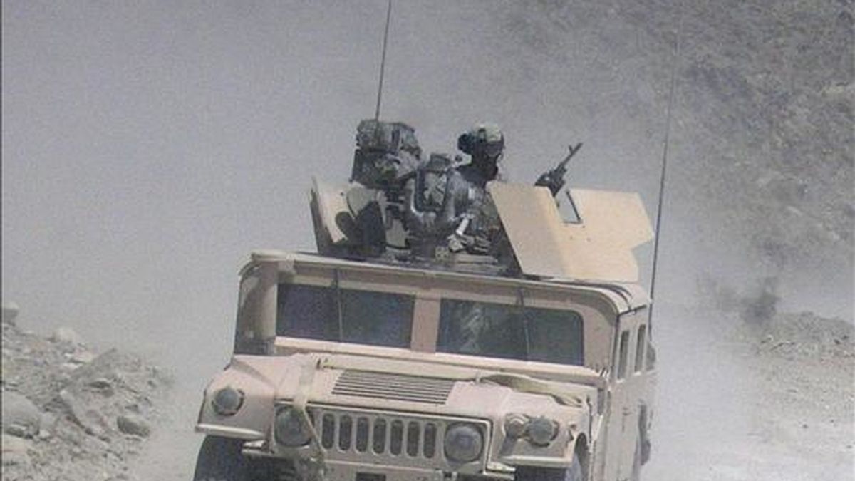 Soldados estadounidenses en un vehículo militar Humvee patrullan el distrito Manugay, cerca de Asadabad, en la provincia de Kunar. EFE/Archivo