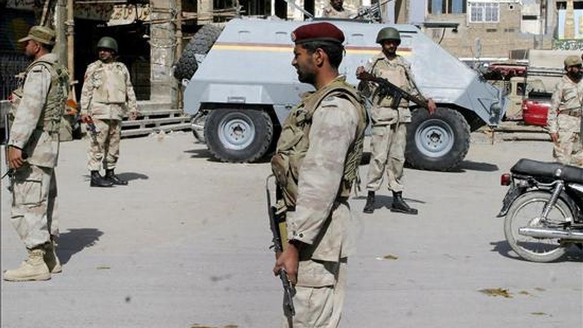 Varios soldados vigilan hoy un sector de la ciudad en el cuarto día de disturbios en Quetta (Pakistán). EFE