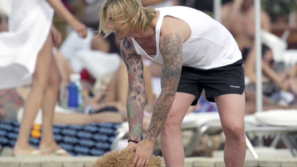 Guti, en Ibiza sin Romina, se vuelca en un peludo amigo