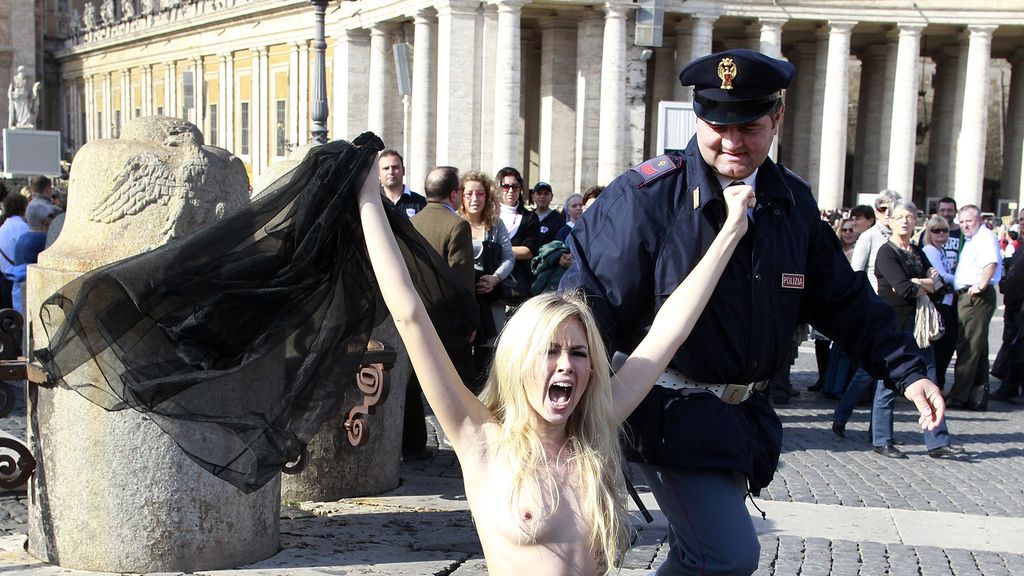 Protesta desnuda ante el Vaticano