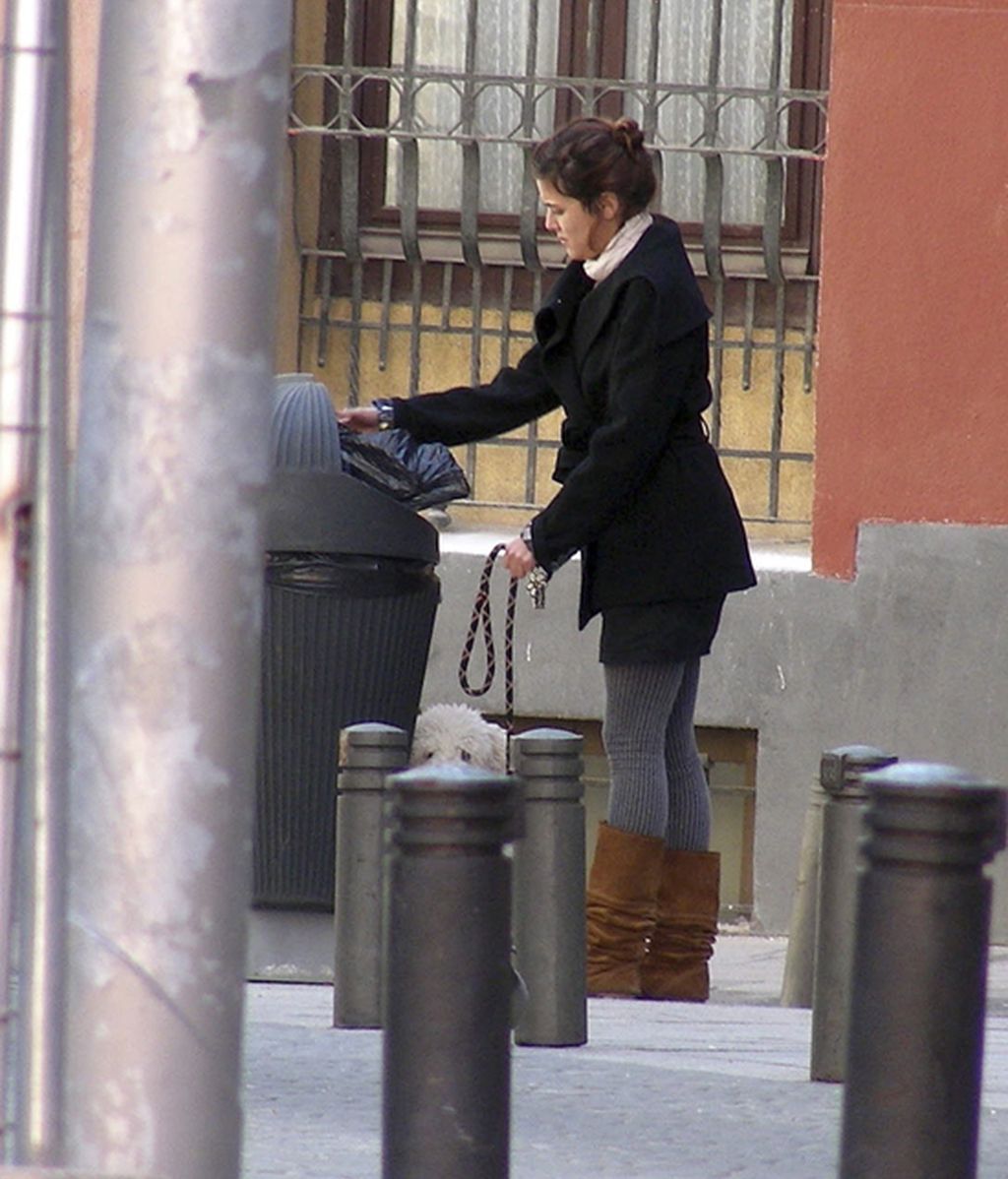 ¡Las celebrities sí que recogen las cacas de sus perros!