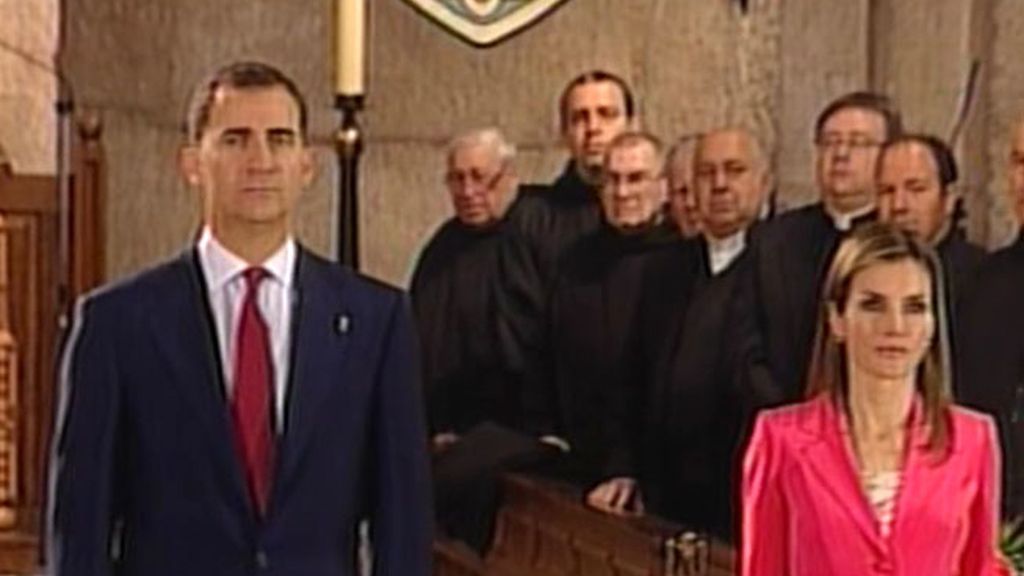 Blazer coral y corbata granate en la primera aparición pública de los futuros reyes