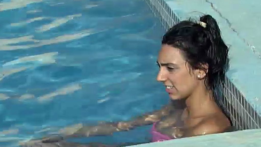 Javier conoce a sus chicas en la piscina (y en la cama)