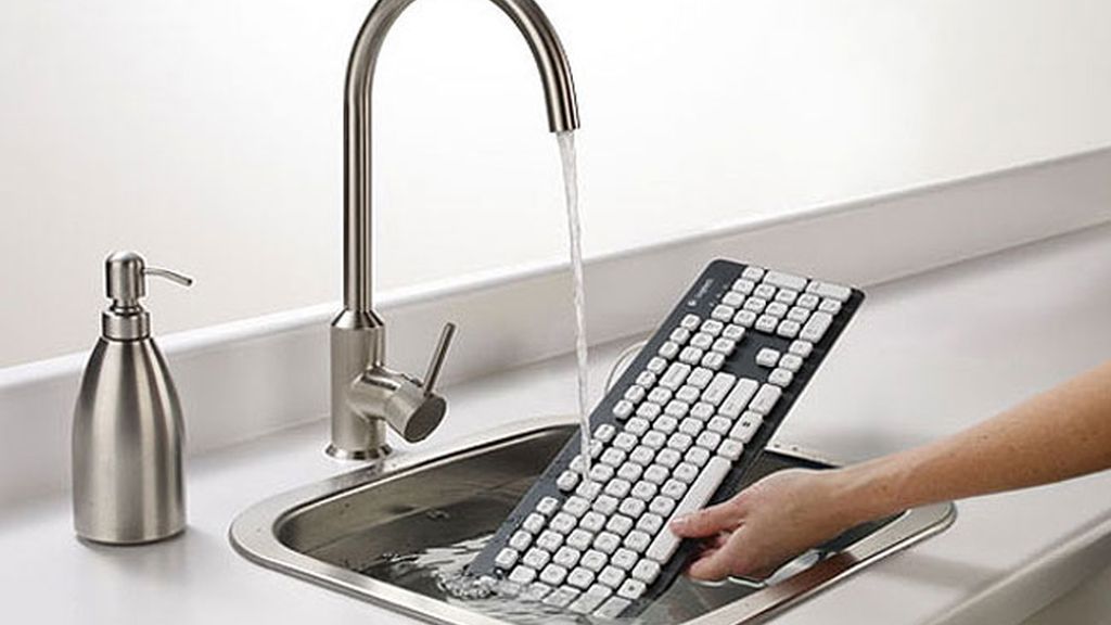 El teclado Logitech Washable Keyboard K310 se puede lavar bajo el grifo.