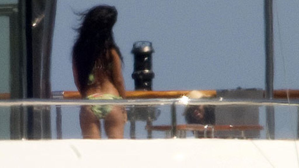 Rihanna disfruta en solitario de las vacaciones en la cubierta de su yate