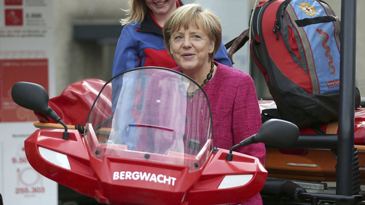 La canciller alemana Ángela Merkel visita los servicios de emergencia