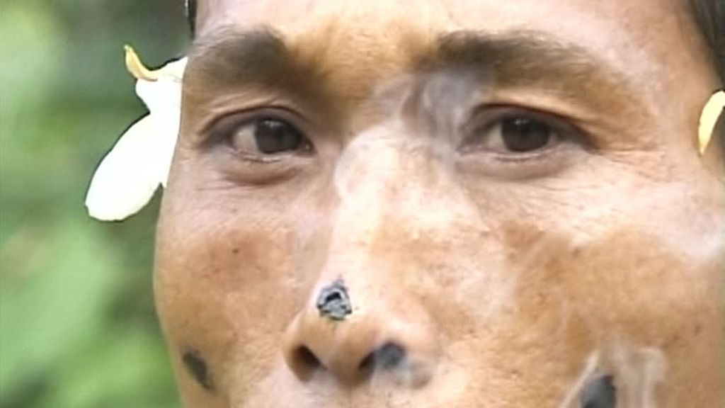 Los miembros de la tribu comentan sus primeras impresiones. Están convencidos de que no podrán sobrevivir