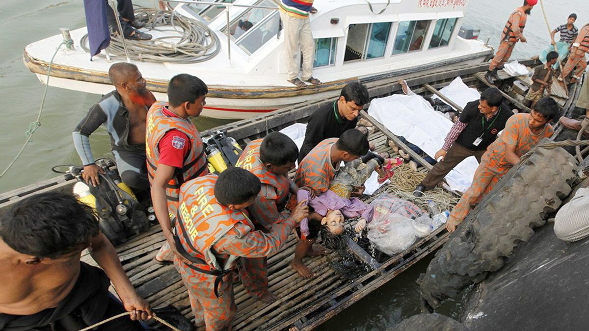Al menos 48 fallecidos en el naufragio de un ferry en el oeste de Bangladesh