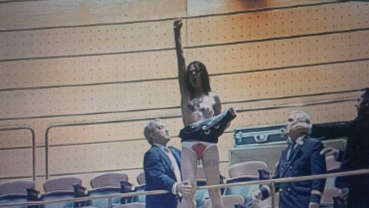 Una activista de Femen en el Senado contra la reforma del aborto