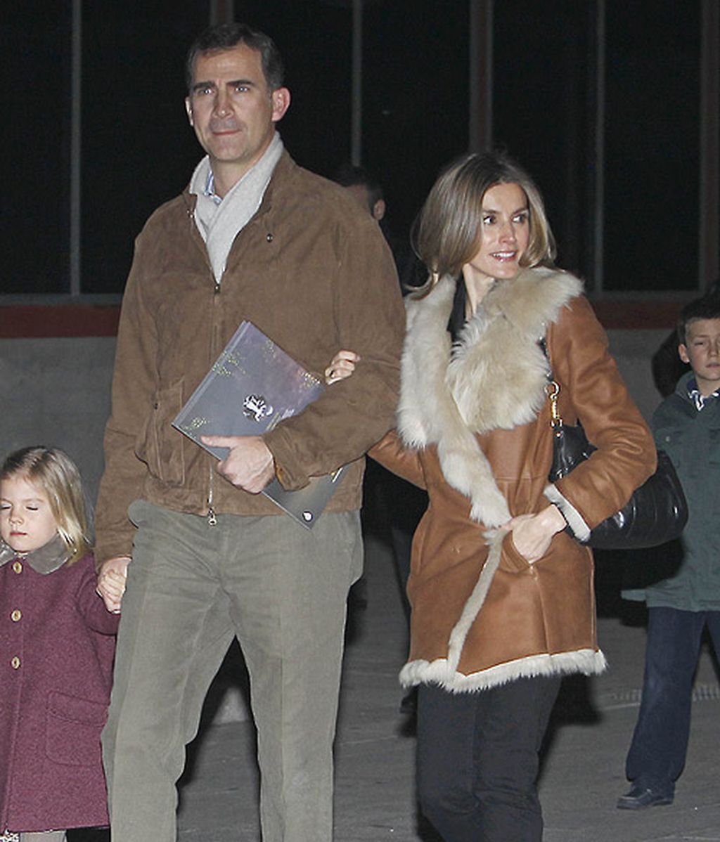 La Familia Real se va al circo con un look paradigma de sobriedad