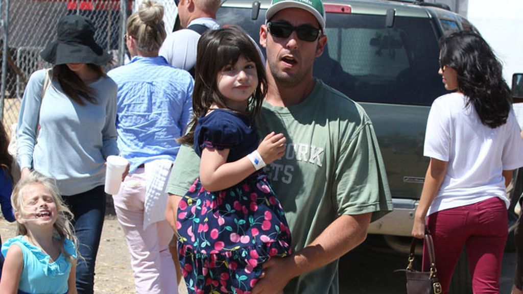Adam Sandler con su chica en brazos