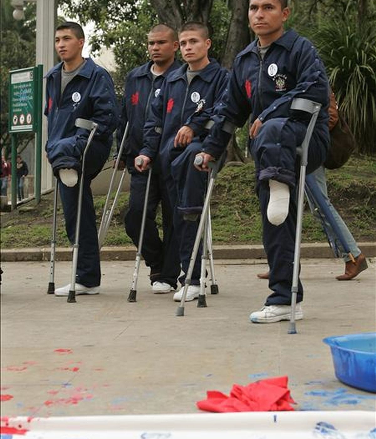 Cuatro militares colombianos, mutilados por minas antipersonal, pintan sus huellas sobre una tela en el parque Nacional de Bogotá (Colombia), para simbolizar los "pasos seguros" que reflejan el rechazo a este tipo de armas. EFE