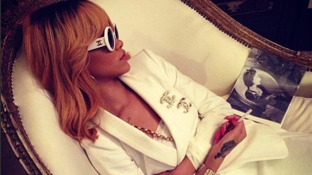 Rihanna nos sorprende con un nuevo "cambio de look" Rihanna nos sorprende con un nuevo "cambio de look"