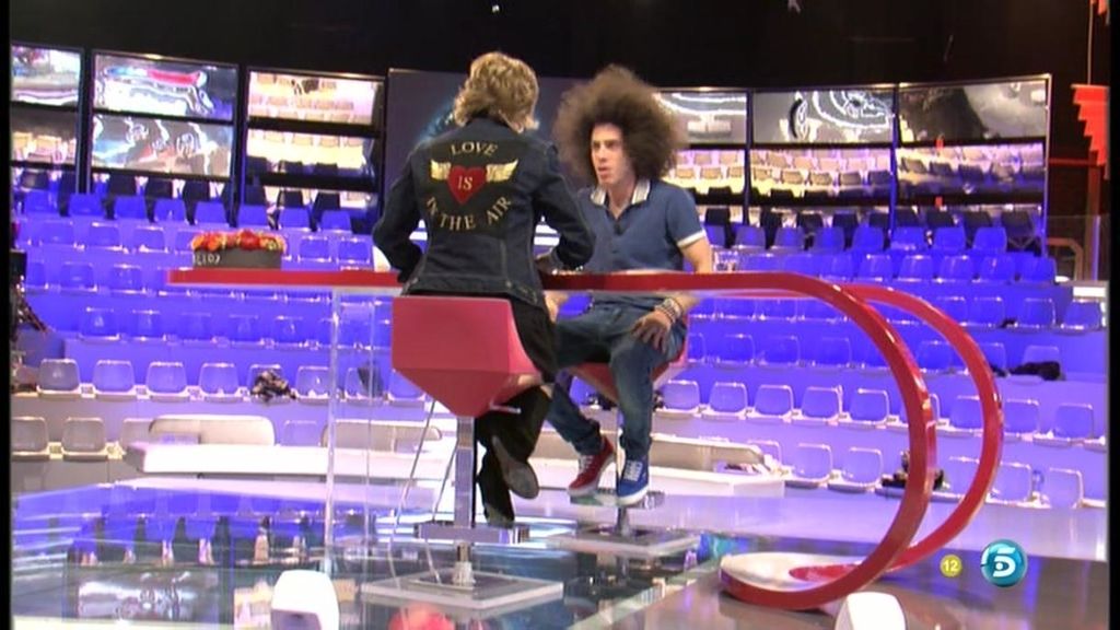 La presentadora desaloja el plató para quedarse sola con el 'pelocho'