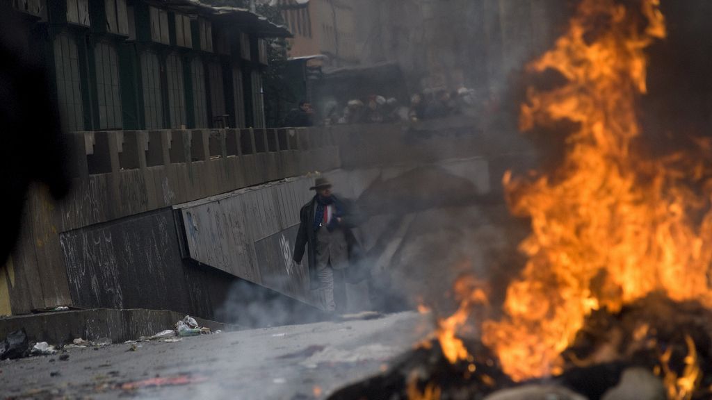 Un hombre camina por una calle de Santiago de Chile en medio de las protestas