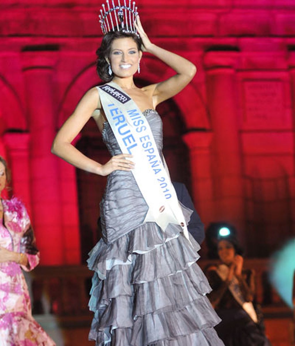 La nueva Miss España se sujeta la corona, muy emocionada