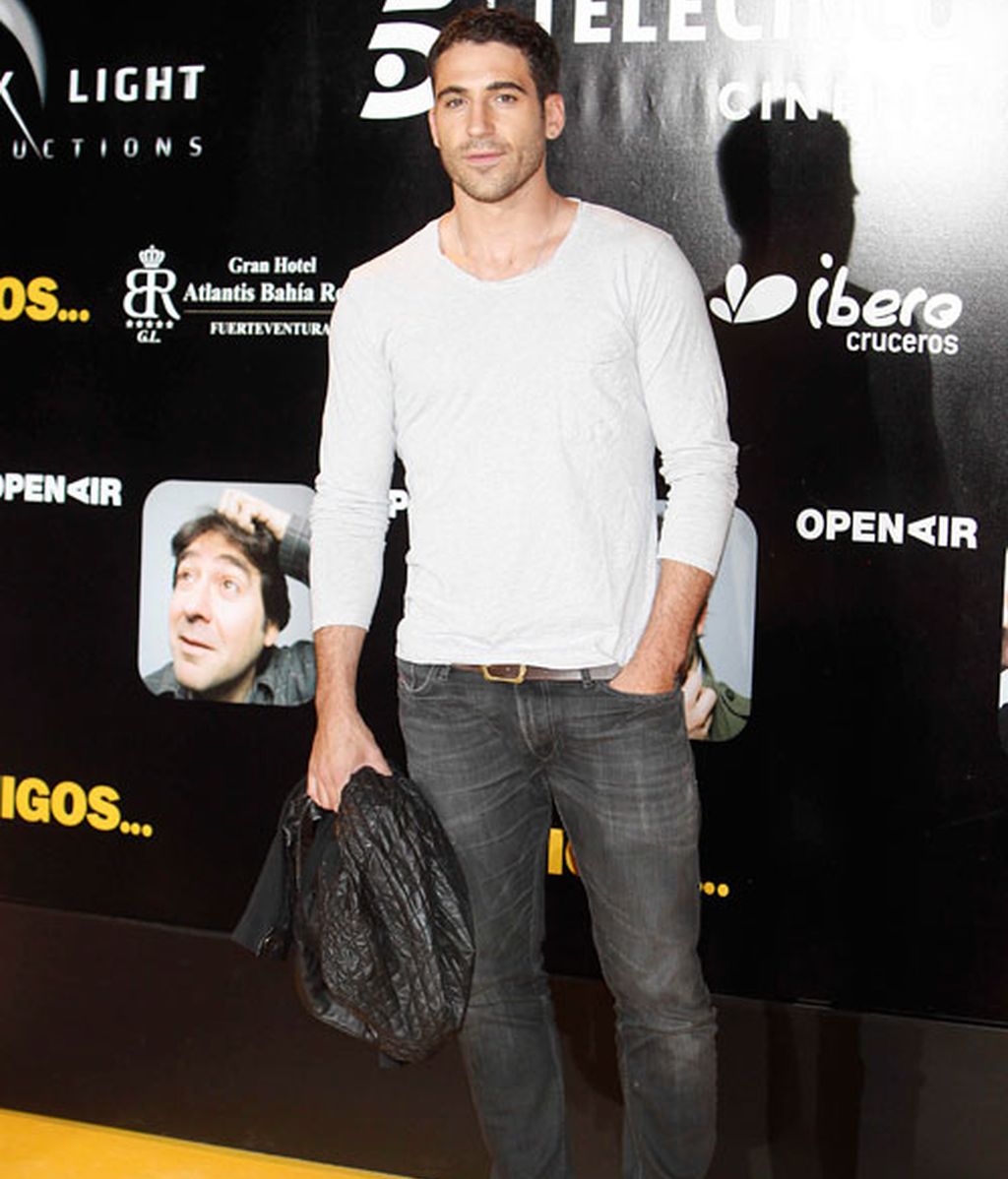 Los protas de 'Amigos', rodeados de colegas y familiares en la premiere de la película