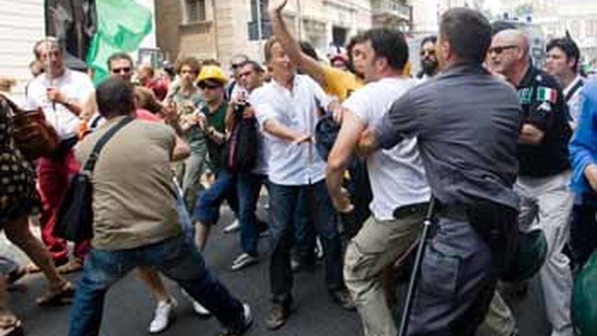 Víctimas del terremoto de L?Aquila se enfrentan a la policía en el centro de Roma