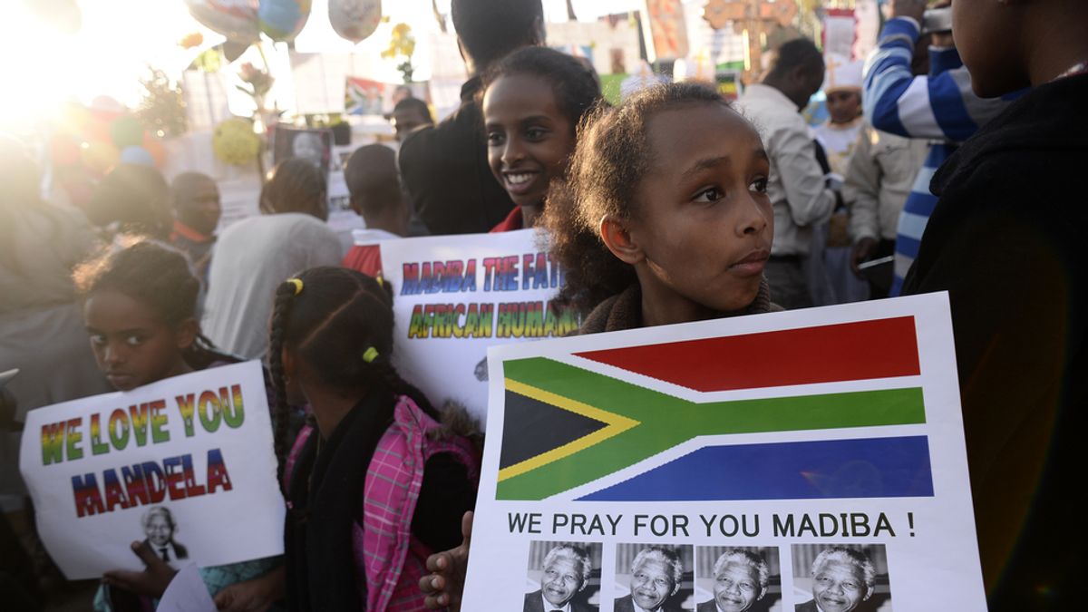 Cientos de personas esperan noticias de Mandela
