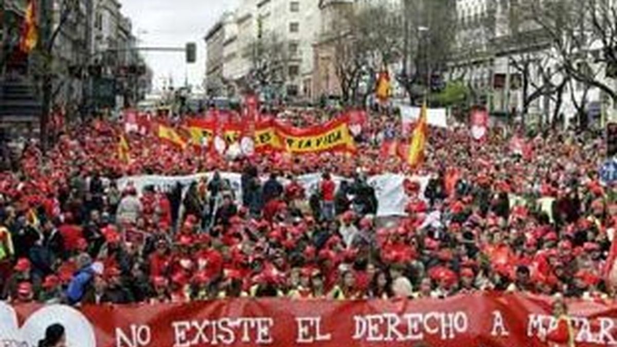Las calles del centro del centro de Madrid se han teñido del color rojo, el color de la vida, pero también de la sangre. VIDEO: INFORMATIVOS TELECINCO