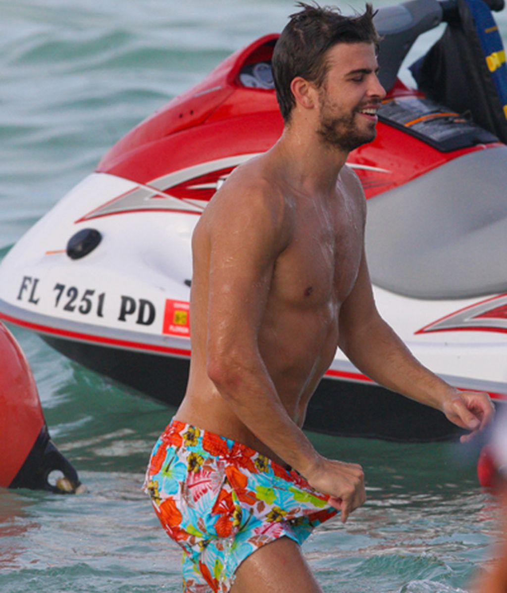 Piqué se divierte en la playa sin Shakira